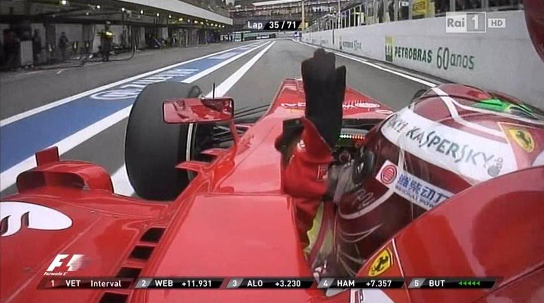 Al 30 giro Felipe Massa, quando  4, viene messo sotto investigazione per aver oltrepassato con le quattro ruote la linea bianca della corsia di entrata ai box. Gli viene comminato un drive through che il brasiliano sconta  al 35 giro. Ma durante la penalit agita  le mani. Ipp